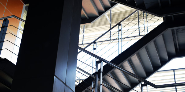Pintar Fachadas de Empresas / Negocios / Locales Comerciales en Alcorcón · Pintado de Escaleras